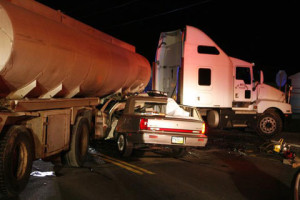 semi-truck-accident-at-night